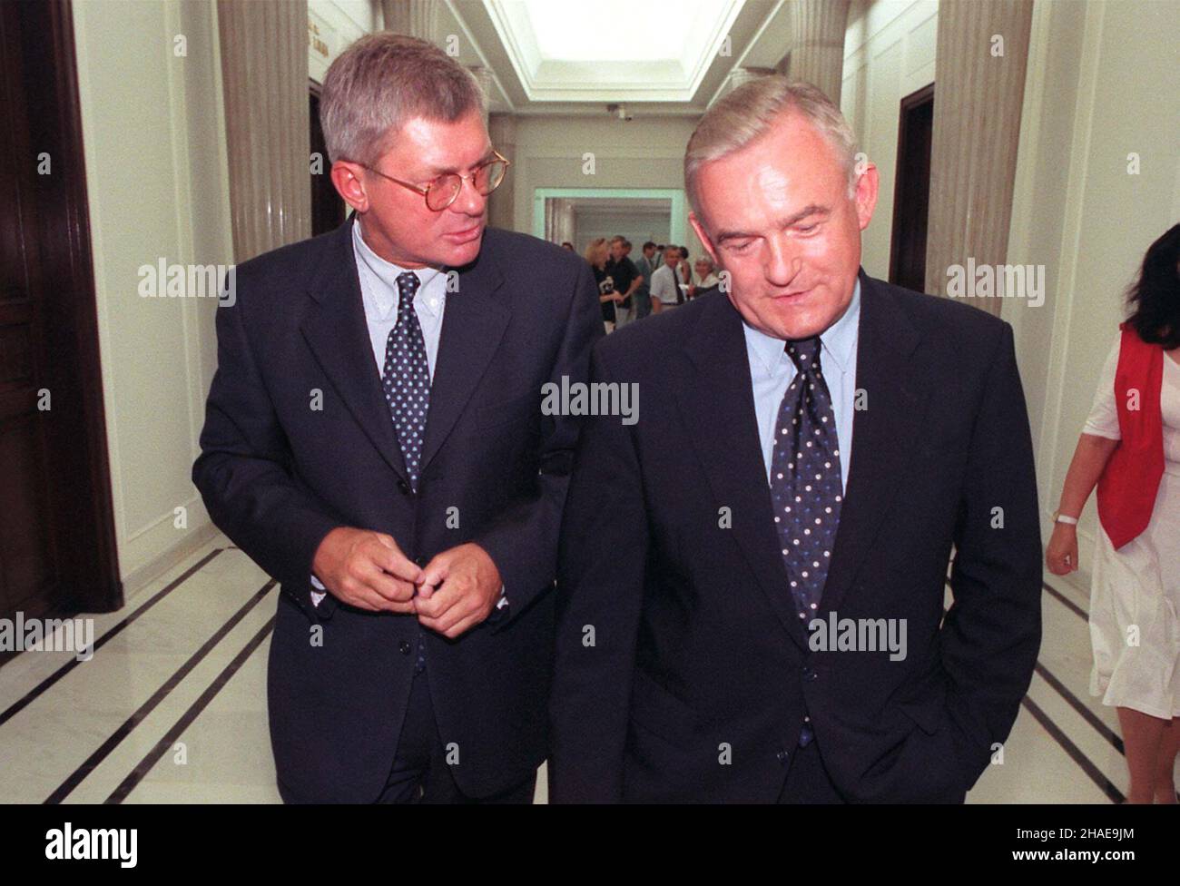 Varsovie, 26.07.1999.Konferencja prasowa po wst¹pieniu Andrzeja Celiñskiego do Sojuszu Lewicy Demokratycznej.N/z Andrzej Celiñski (L) i szef KP SLD Leszek Miller (P) na sejmowym korytarzu.(kru) PAP/Jacek TurczykVarsovie, 26.07.1999.Andrzej Celinski a rejoint l'Alliance de la gauche démocratique.Photo : le politicien polonais Andrzej Celinski (L) et président du Groupe parlementaire de l'Alliance de gauche démocratique Leszek Miller (R) à la Sejm, Varsovie.(kru) PAP/Jacek Turczyk Banque D'Images