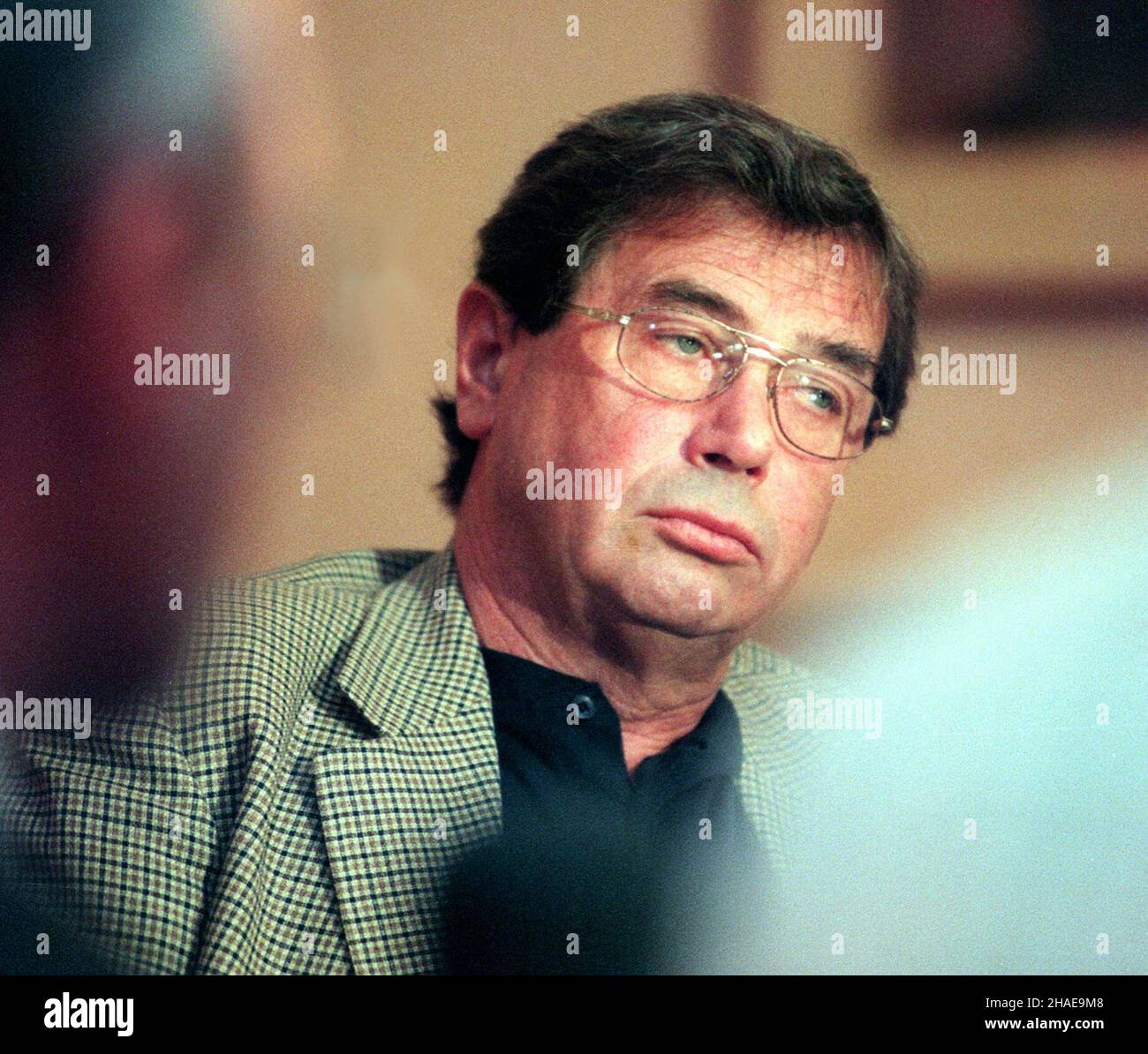 Varsovie, 24.08.1999.Konferencja prasowa na dzieñ przed rozpoczêciem zdjêæ do nowego filmu Jacka Bromskiego 'Dzieci œmieci' (à ja, z³odziej).N/z aktor Janusz Gajos.(kru) PAP/Jacek TurczykVarsovie, 24.08.1999.Une conférence de presse avant de commencer à filmer le film 'Dzieci œmieci', réalisé par Jacek Bromski, à Varsovie.Photo : l'acteur polonais Janusz Gajos.(kru) PAP/Jacek Turczyk Banque D'Images