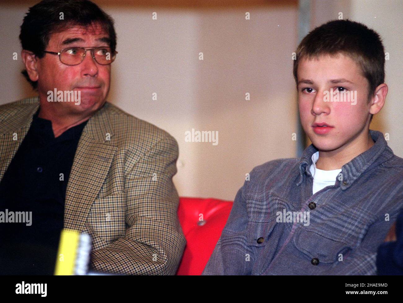 Varsovie, 24.08.1999.Konferencja prasowa na dzieñ przed rozpoczêciem zdjêæ do nowego filmu Jacka Bromskiego 'Dzieci œmieci' (à ja, z³odziej).N/z aktor Janusz Gajos (L) i debiutuj¹cy W g³ównej roli Jan Urbañski (P).(kru) PAP/Jacek TurczykVarsovie, 24.08.1999.Une conférence de presse avant de commencer à filmer le film 'Dzieci œmieci', réalisé par Jacek Bromski, à Varsovie.Photo : l'acteur polonais Janusz Gajos (L) et le jeune débutant Jan Urbanski (R).(kru) PAP/Jacek Turczyk Banque D'Images