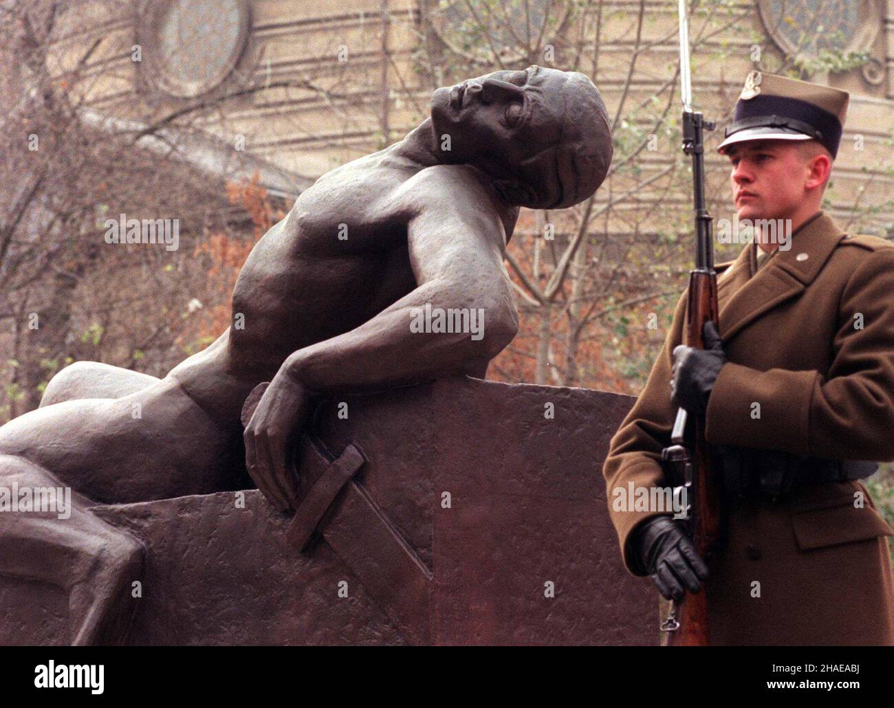 Varsovie, 10.11.1999.Pomnik ¿o³nierzy Polskiej Organizacji Wojskowej - tak zwany pomnik Peowiaka - po bliko 60. Latach stan¹³ znowu przed gmachem Zachêty W Warszawie.(kru) PAP/Tomasz GzellVarsovie, 10.11.1999.Dévoilement d'une réplique du monument 'Peowiak' (Monument aux soldats de l'Organisation militaire polonaise), à Varsovie.(kru) PAP/Tomasz Gzell Banque D'Images