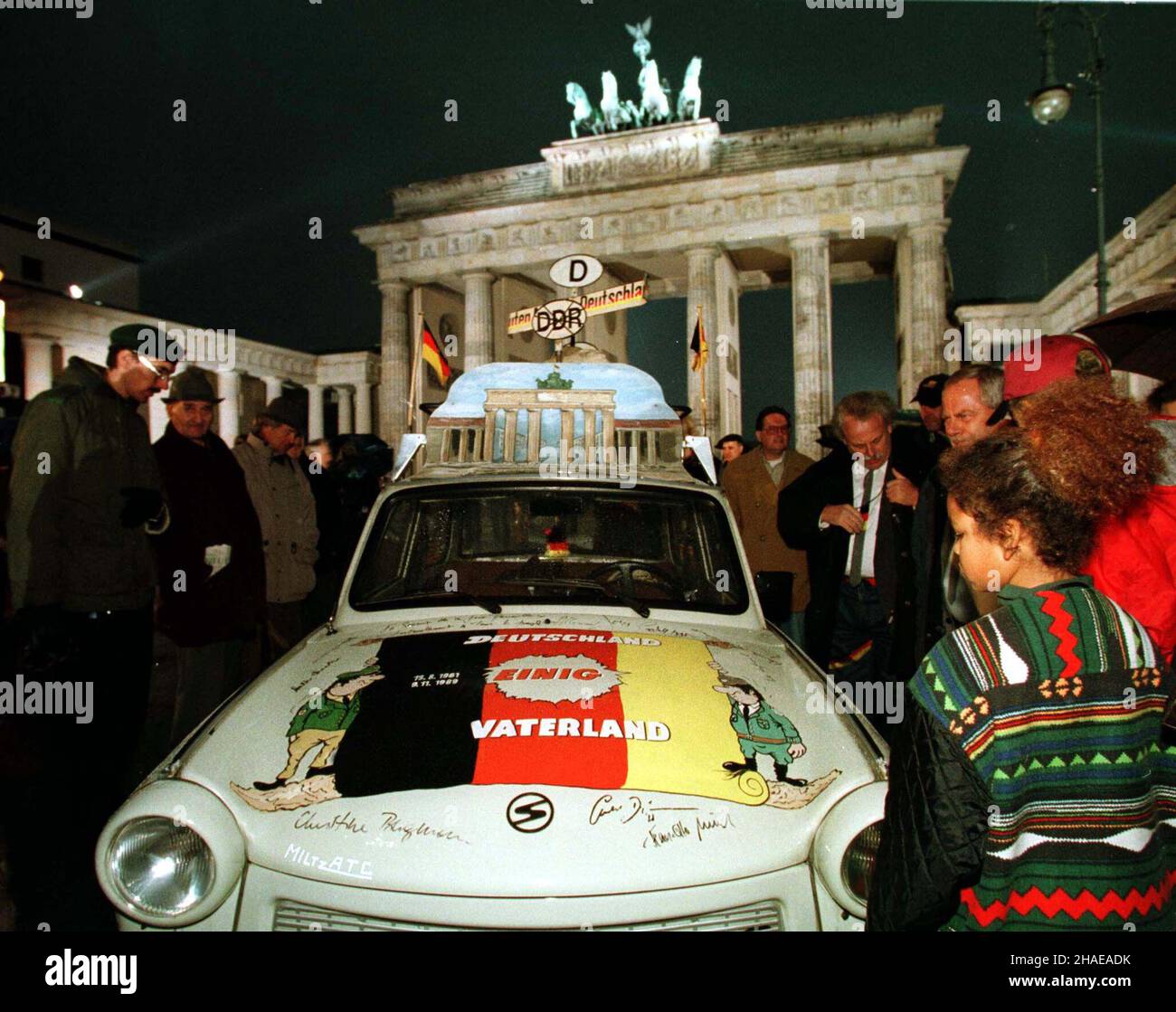 Berlin, Niemcy, 10.11.1999.W dziesi¹t¹ rocznicê obalena Muru Berliñskiego, pod Bram¹ Brandenbursk¹ pojawi³y sie ponownie Trabanty - symbole minionej NRD-owskiej epoki.(m.) PAP/Jerzy UNDROBerlin, Allemagne, 10.11.1999.À l'anniversaire de la chute du mur de Berlin en 10th, des trabants sont apparus à côté de la porte de Brandebourg, en tant que symbole de l'ancien État de la République démocratique allemande (RDA).(m.) PAP/Jerzy UNDRO Banque D'Images