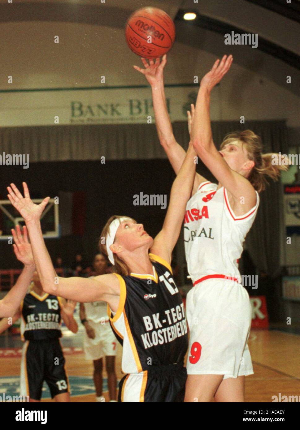 Cracovie, 10.11.1999.Puchar Ronchetti.Wis³a Kraków - BK Tecto Klosterneuburg.N/z: Dalia Kurtinaitiene (L) i Ilona M¹dra.(m.) PAP/Jacek BednarczykCracovie, 10.11.1999.Coupe Ronchetti.Wisla Cracovie contre BK Tecto Klosterneuburg.Sur la photo: Dalia Kurtinaitiene (L) et Ilona Madra.(m.) PAP/Jacek Bednarczyk Banque D'Images