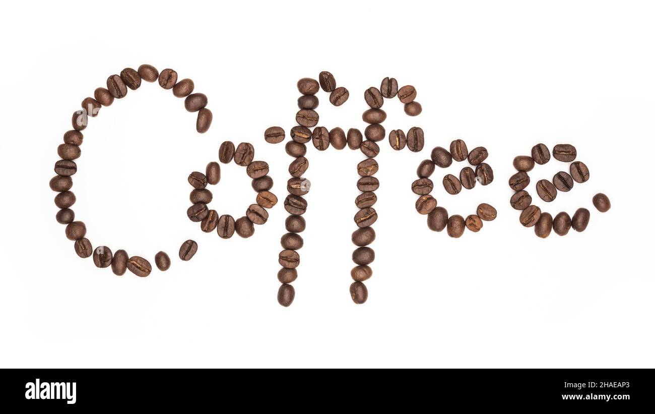 Lettre le mot café fait de grains de café, isolé sur blanc.Concepts
