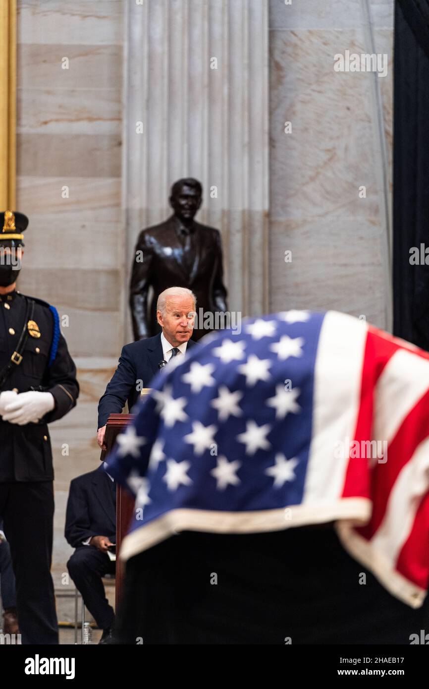 Washington, États-Unis d'Amérique.09th décembre 2021.Washington, États-Unis d'Amérique.09 décembre 2021.Le président des États-Unis Joe Biden prononce un discours lors d'un service commémoratif pour un ancien combattant de la Seconde Guerre mondiale et ancien sénateur Robert Dole, à la rotonde du Capitole des États-Unis, le 9 décembre 2021 à Washington, DC le sénateur Dole est décédé à l'âge de 98 ans après une vie de service à la nation.Crédit : Sgt.Zachery Perkins/États-UnisArmée/Alamy Live News Banque D'Images