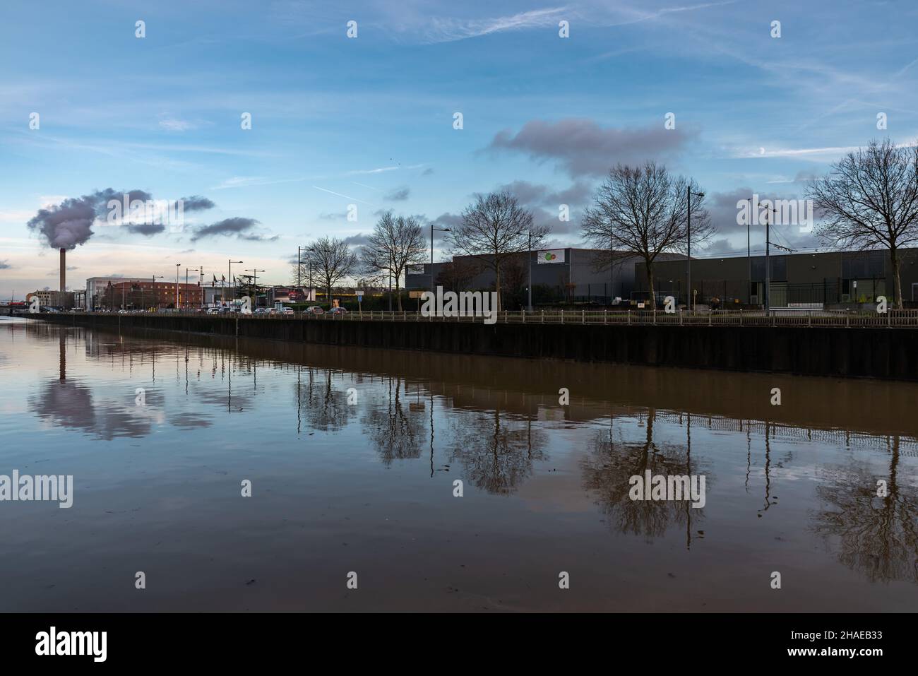 Bruxelles, Belgique- 12 11 2021:réflexion de l'industrie et de la cheminée industrielle dans le canal Banque D'Images