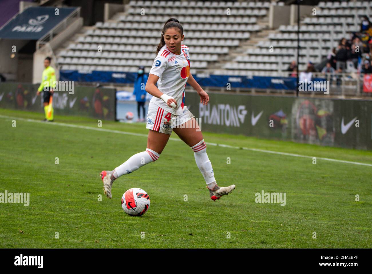 Selma Bacha de l'Olympique Lyonnais contrôle le ballon lors du championnat féminin de France D1 Arkema football match entre le FC Paris et l'Olympique Lyonnais le 12 décembre 2021 au stade de Charlety à Paris, France - photo: Melanie Laurent/DPPI/LiveMedia Banque D'Images