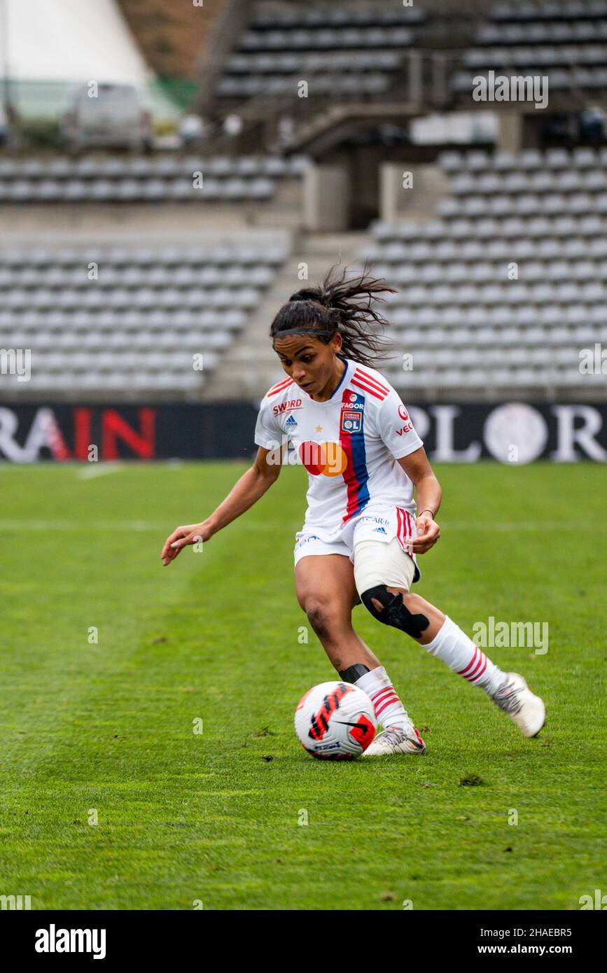 Perle Morroni de l'Olympique Lyonnais contrôle le ballon lors du championnat féminin de France D1 Arkema football match entre le FC Paris et l'Olympique Lyonnais le 12 décembre 2021 au stade de Charlety à Paris, France - photo: Melanie Laurent/DPPI/LiveMedia Banque D'Images