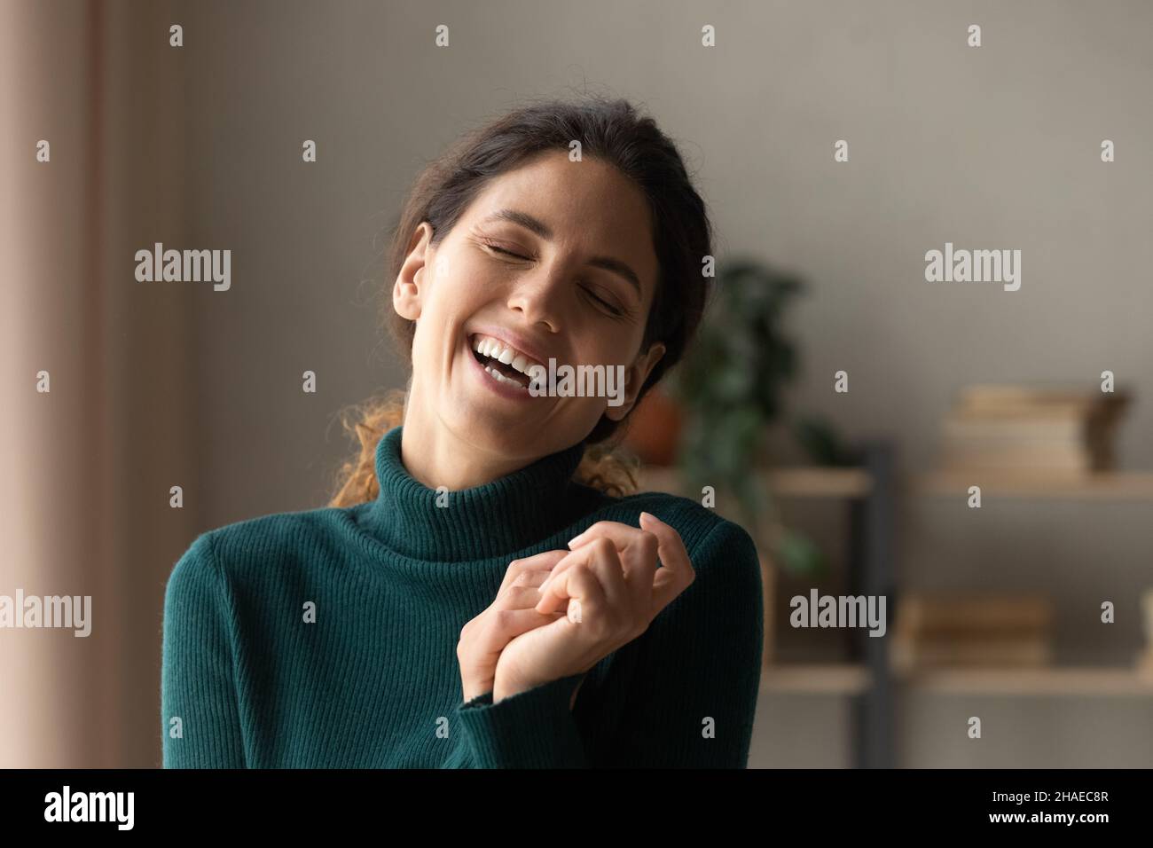 Souriante Latino femme rire Profitez d'un week-end à la maison Banque D'Images