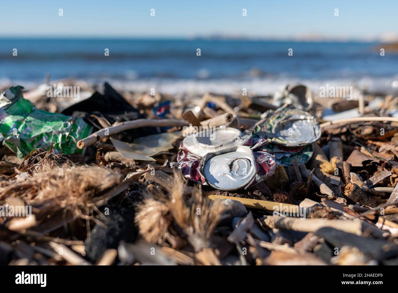 Déchets et déchets sur la plage - désastre écologique pour la mer Banque D'Images
