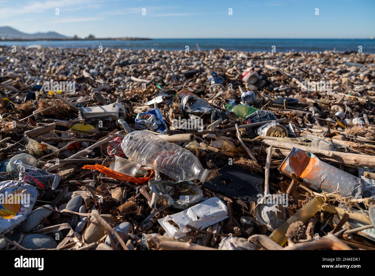 Déchets et déchets sur la plage - désastre écologique pour la mer Banque D'Images