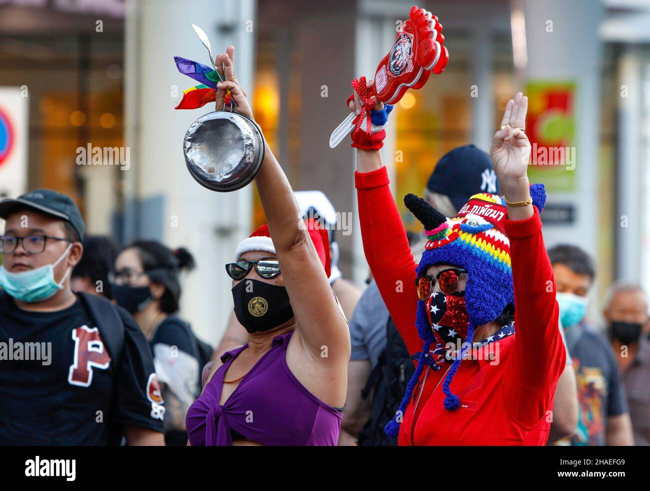 Bangkok, Thaïlande.12th décembre 2021.Les manifestants saluent à trois doigts pendant la manifestation.Les manifestants exigent la démission du Premier ministre Prayuth Chan-ocha et l'abolition de la loi de 112 sur la lèse-majeste.Crédit : SOPA Images Limited/Alamy Live News Banque D'Images