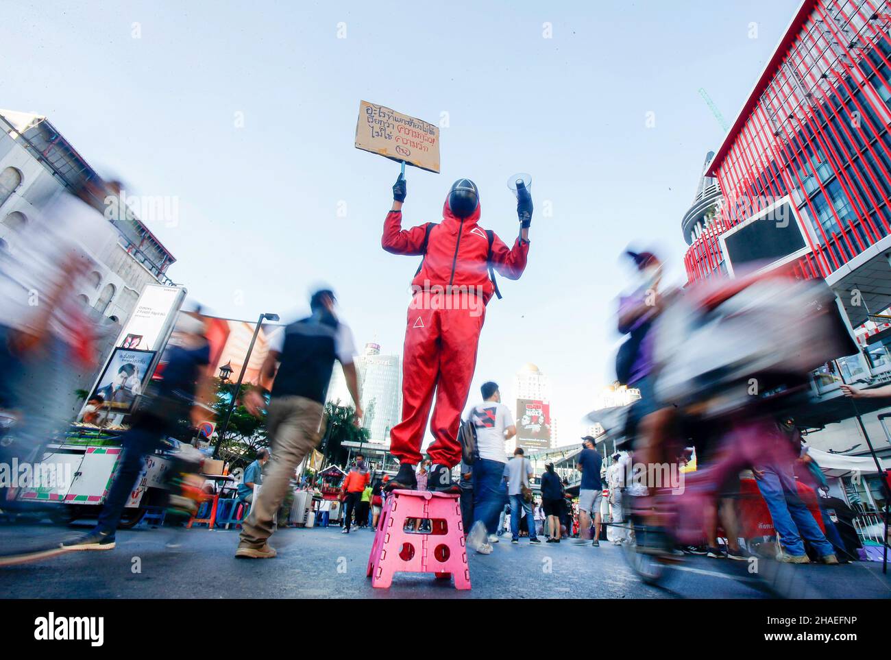Bangkok, Thaïlande.12th décembre 2021.Un manifestant vêtu d'un costume de cinéma Squid Game tient un écriteau et un mégaphone pendant la démonstration.Les manifestants exigent la démission du Premier ministre Prayuth Chan-ocha et l'abolition de la loi de 112 sur la lèse-majeste.(Photo de Chaiwat Subprasom/SOPA Images/Sipa USA) crédit: SIPA USA/Alay Live News Banque D'Images