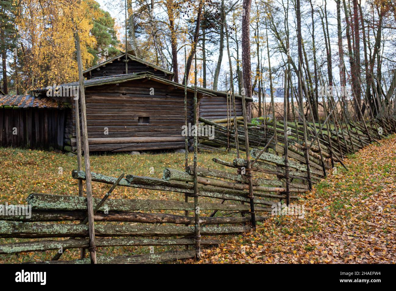 Clôture traditionnelle en bois à poteaux ronds au Musée en plein air de Seurasaari, Helsinki, Finlande Banque D'Images