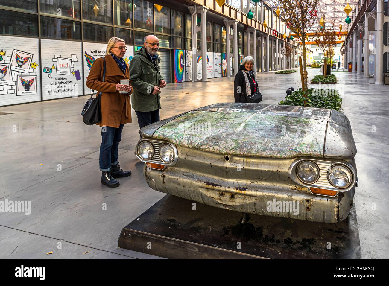 « Hall in One » est le nom du nouveau centre commercial et de loisirs de Saint-Chamond, France.Il a été construit en 2018 dans les salles de l'ancienne industrie sidérurgique locale (Compagnie des forges et aciéries de la Marine et d'Homécourt).Dans l'ancien complexe industriel se trouve le centre commercial 'Hall in 1' avec cinéma, brasseries, loisirs et commerces. Banque D'Images