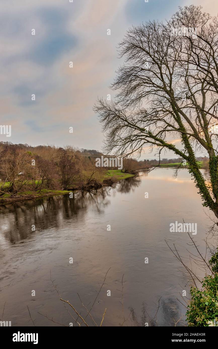 Un beau paysage d'une rivière galloise en hiver Banque D'Images