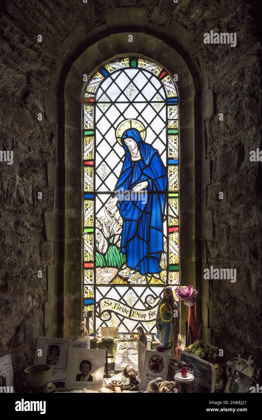 Vitraux de St Bridge, chapelle notre-Dame et St non, Pembrokeshire.Pays de Galles, Royaume-Uni Banque D'Images