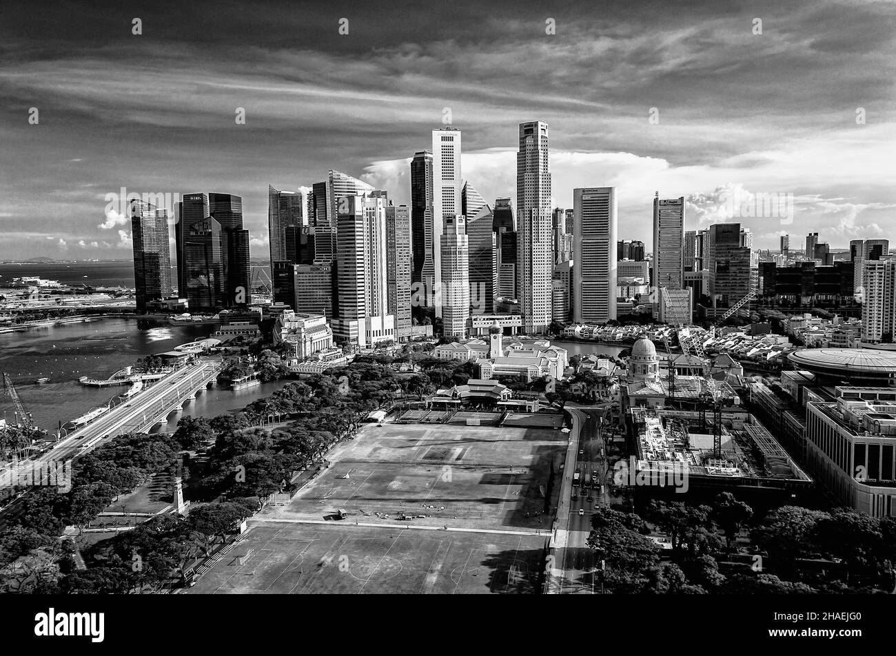 Vue sur le centre financier et Marina Bay depuis un point culminant, Singapour. Banque D'Images