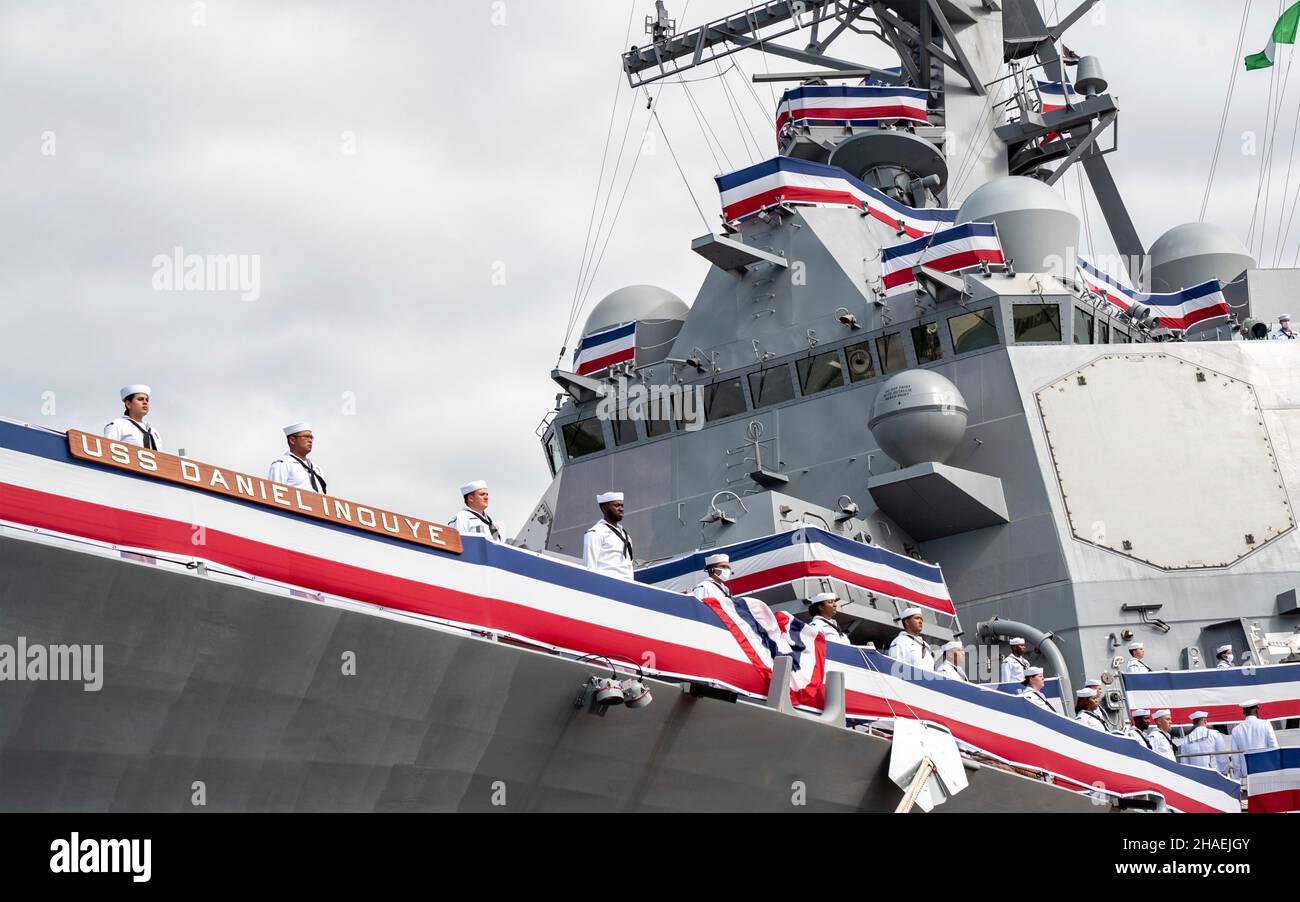 Pearl Harbor, États-Unis.08 décembre 2021.Les marins de la Marine américaine ont mis les rails lors de la cérémonie de mise en service du tout nouveau destroyer à missiles guidés, l'USS Daniel Inouye, à la base conjointe Pearl Harbor-Hickam, le 8 décembre 2021 à Honolulu, Hawaï.Le navire de guerre honore l'ancien sénateur américain et récipiendaire de la Médaille d'honneur Daniel Inouye.Crédit : MC2 Logan Keown/États-UnisNavy/Alamy Live News Banque D'Images