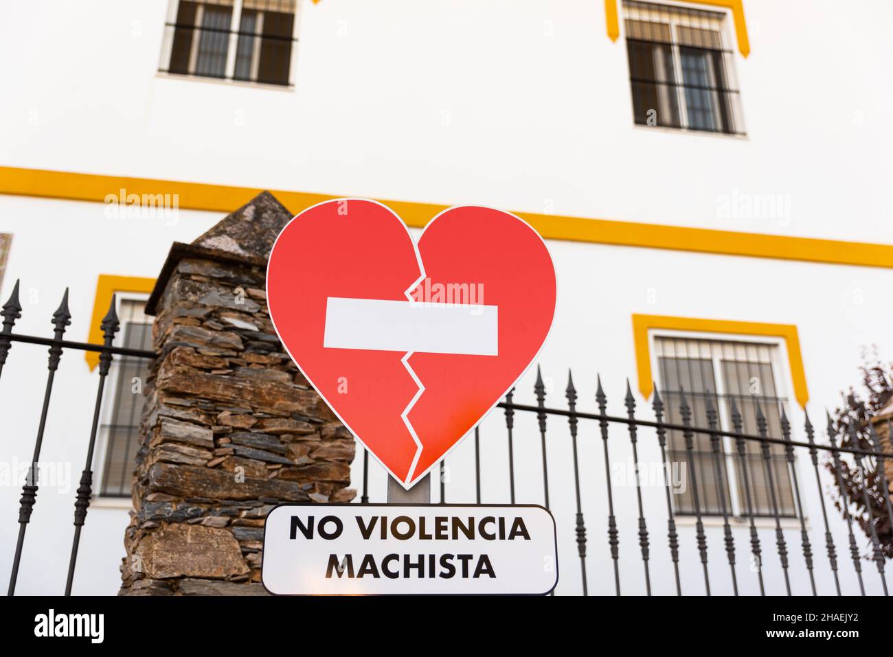 Signal de circulation en forme de cœur 'No Violencia machista' en espagnol ('pas de violence masculine contre les femmes') Banque D'Images