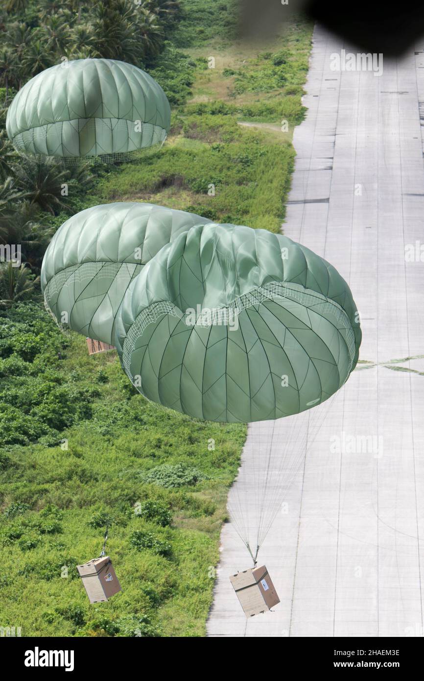 Falalop Island, États-Unis.05 décembre 2021.Les cargaisons d'air atterrissez par parachute sur l'aérodrome civil d'Ulithi après avoir été abandonnées par le US Air Force 36th Airlift Squadron pendant la chute annuelle de Noël de l'opération 70th le 5 décembre 2021 au-dessus d'Ulithi, île de Falalop, Micronésie.Chaque année en décembre, les équipages ont fait don de nourriture, de fournitures, de matériel éducatif et d'outils à 55 nations insulaires du Pacifique Sud-est.Crédit : TSgt.Joshua Edwards/US Airforce photo/Alamy Live News Banque D'Images