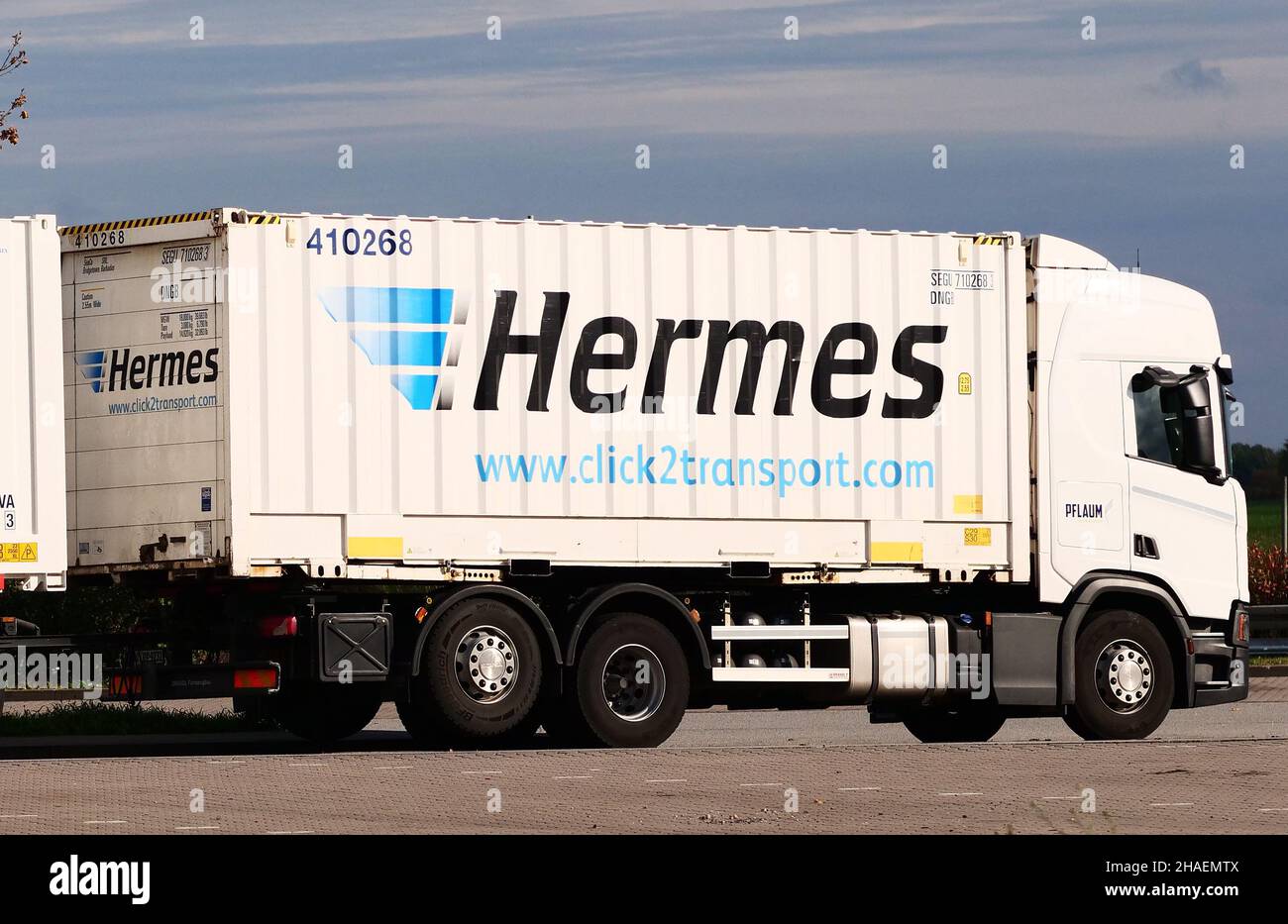 Demmin, Allemagne.22nd octobre 2020.22.10.2020, Berlin.Un camion du  fournisseur de services de colis Hermes se trouve dans un parking sur  l'autoroute près de Demmin dans Mecklembourg-Poméranie occidentale.Crédit:  Wolfram Steinberg/dpa crédit: Wolfram ...