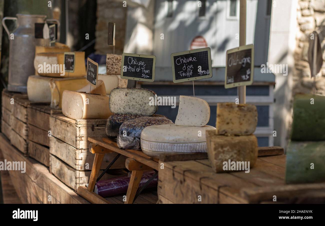 divers fromages de chèvre en forme de roue à vendre sur un marché artisanal fabriqué localement Banque D'Images