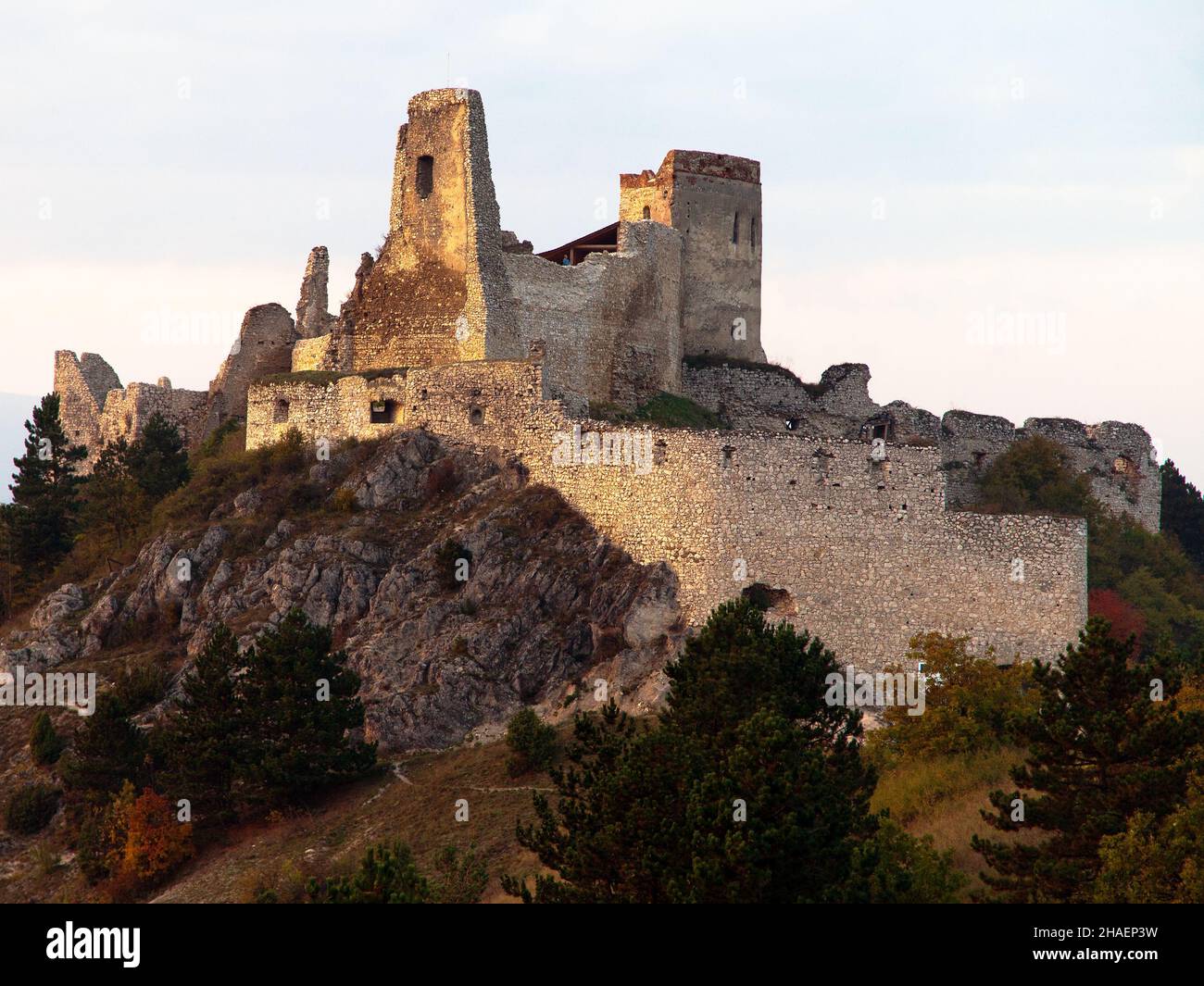 Vue en soirée sur les ruines de Cachticky hrad - Slovaquie Banque D'Images