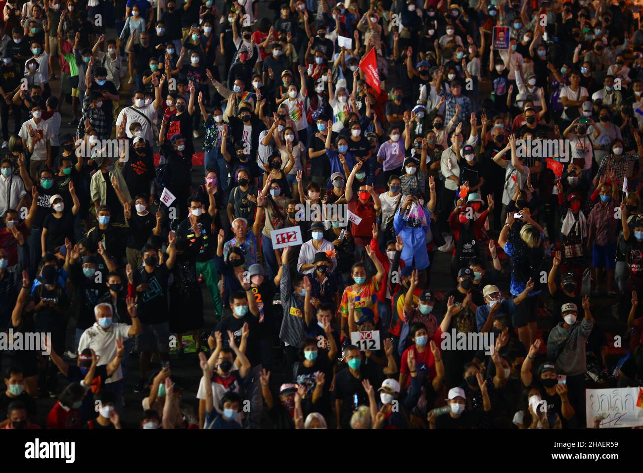 Bangkok, Bangkok, Thaïlande.12th décembre 2021.Beaucoup de manifestants pro-démocratie se réunissent à l'intersection de Ratchaprasong pour rejoindre le mouvement appelant à l'abolition du Code criminel, Section 112 dans l'événement ''12.(Credit image: © Kan Sangtong/Pacific Press via ZUMA Press Wire) Credit: ZUMA Press, Inc./Alamy Live News Banque D'Images