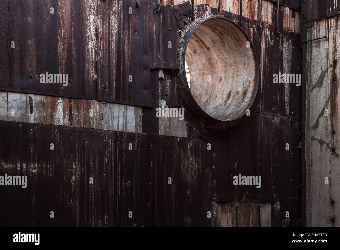 Intérieur industriel grundy avec trou rond dans le mur rouillé de la centrale nucléaire abandonnée inachevée au cap Kazantyp, Crimée Banque D'Images