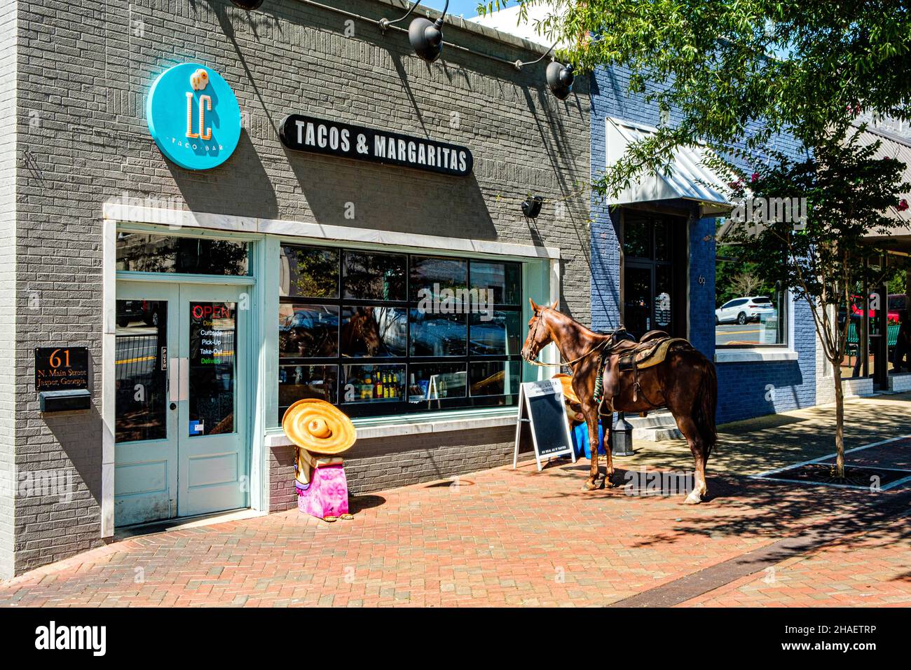 Cheval attaché dehors, Tacos et Margaritas, North main Street, Jasper, Géorgie Banque D'Images