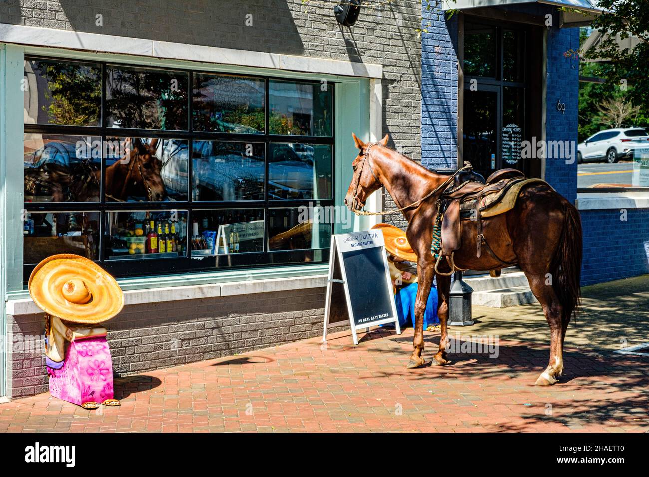 Cheval attaché dehors, Tacos et Margaritas, North main Street, Jasper, Géorgie Banque D'Images