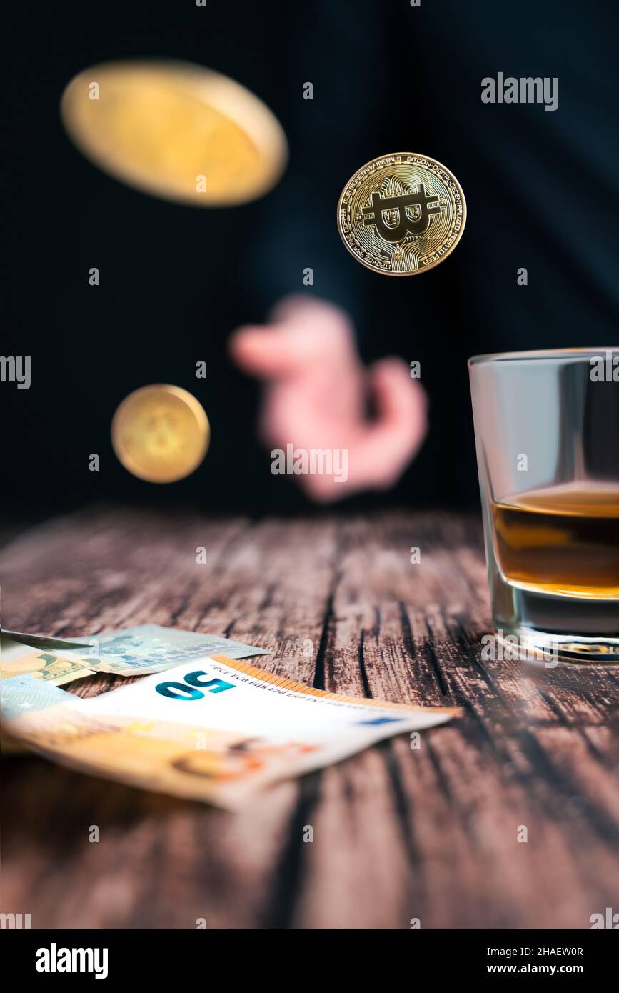 Encore la vie avec trois bitcoins dorés jetés au-dessus de la table en bois  avec un verre de whisky et des billets de banque Euro.Concept de jeu.Crypto-monnaie  Photo Stock - Alamy