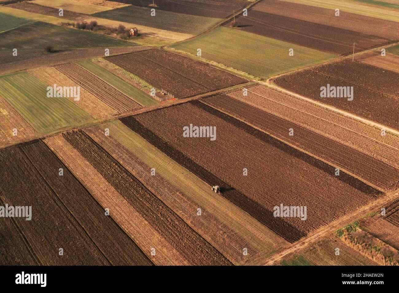 Vue aérienne du travail du sol agricole avec tracteur, photographie de drone Banque D'Images