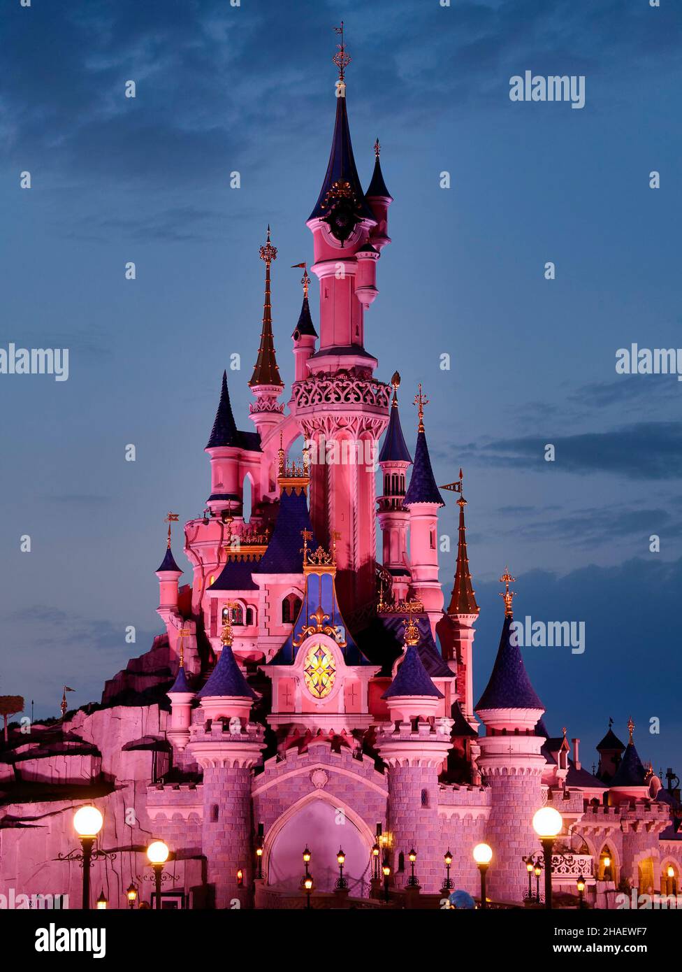 Paris, France - avril 2019 : représentation de nuit près du château de la Belle au Bois dormant à Disneyland Paris.Disneyland Paris (Euro Disney Resort) - divertissement r Banque D'Images