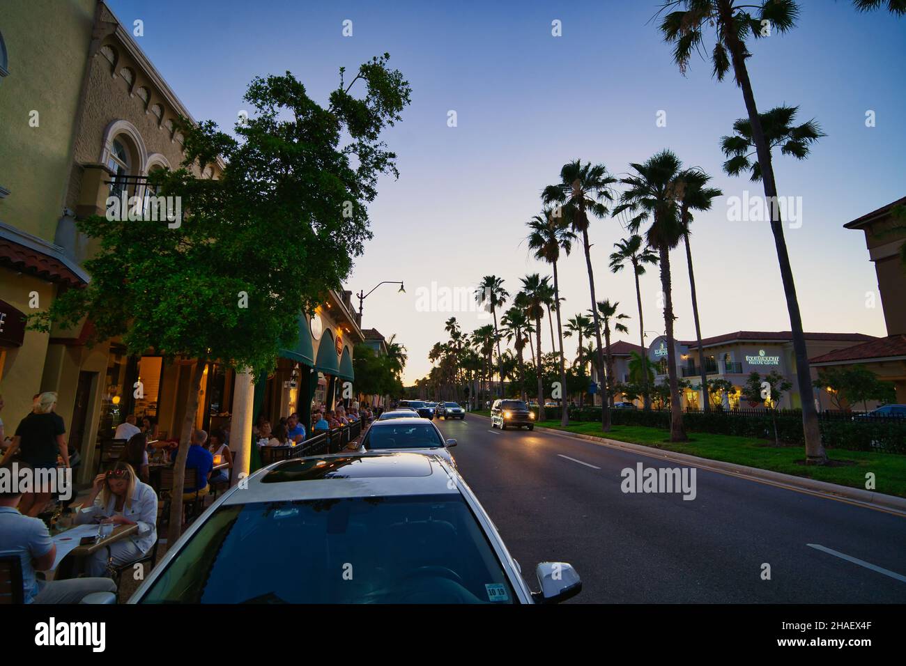 VENISE, ÉTATS-UNIS - 07 mai 2021 : une avenue de Venise Ouest à Venise, FL, États-Unis dans la soirée Banque D'Images