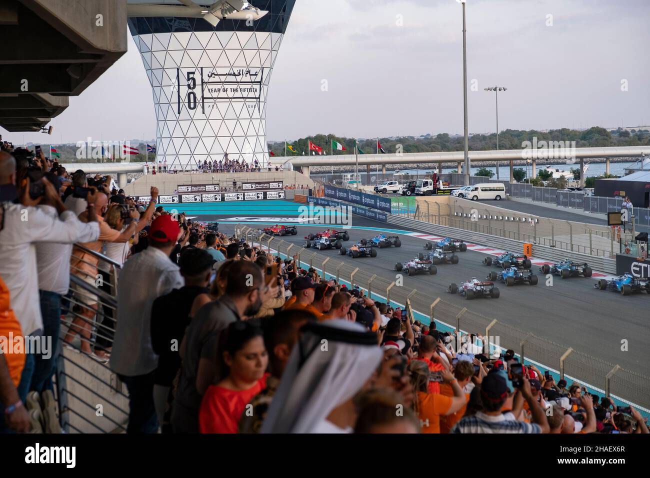 ABU DHABI, ÉMIRATS ARABES UNIS - DÉCEMBRE 12 : ligne de départ du Grand Prix d'Abu Dhabi F1 au circuit Yas Marina à Abu Dhabi. Banque D'Images