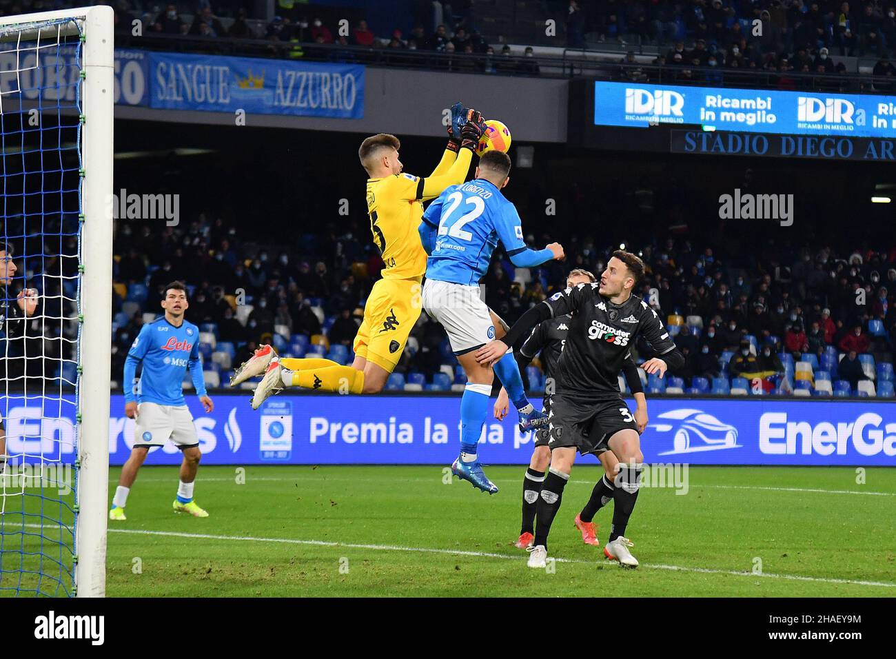 Naples, Italie.12th décembre 2021.Guglielmo Vicario, gardien de but d'Empoli, sauve sur le défenseur de Naples Giovanni Di Lorenzo pendant SSC Napoli vs Empoli FC, football italien série A match à Naples, Italie, décembre 12 2021 crédit: Agence de photo indépendante/Alay Live News Banque D'Images