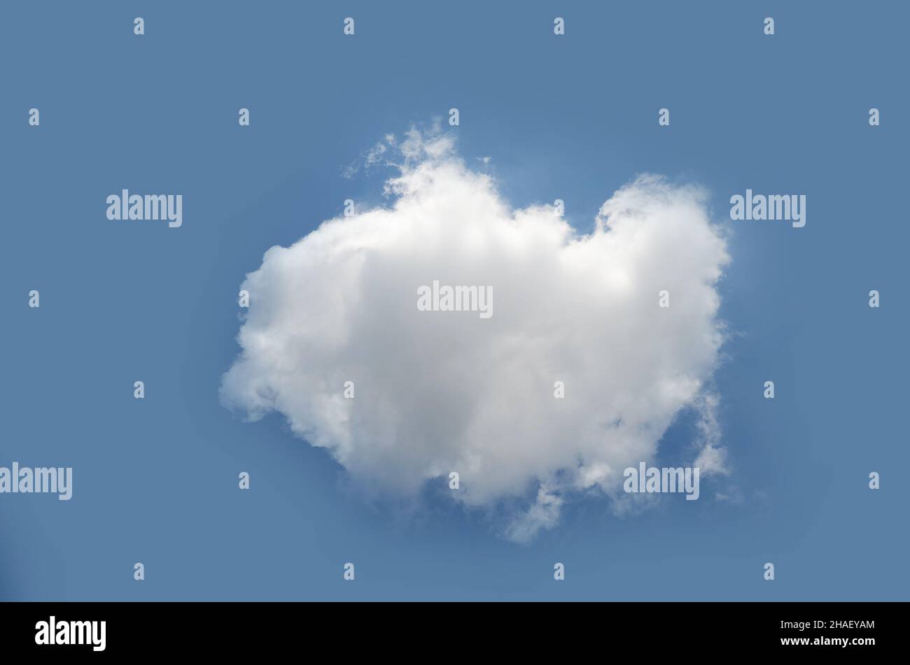 Nuage unique isolé sur fond bleu ciel.Photo de nuage blanc, un joli nuage moelleux et un ciel d'été dégradé Banque D'Images