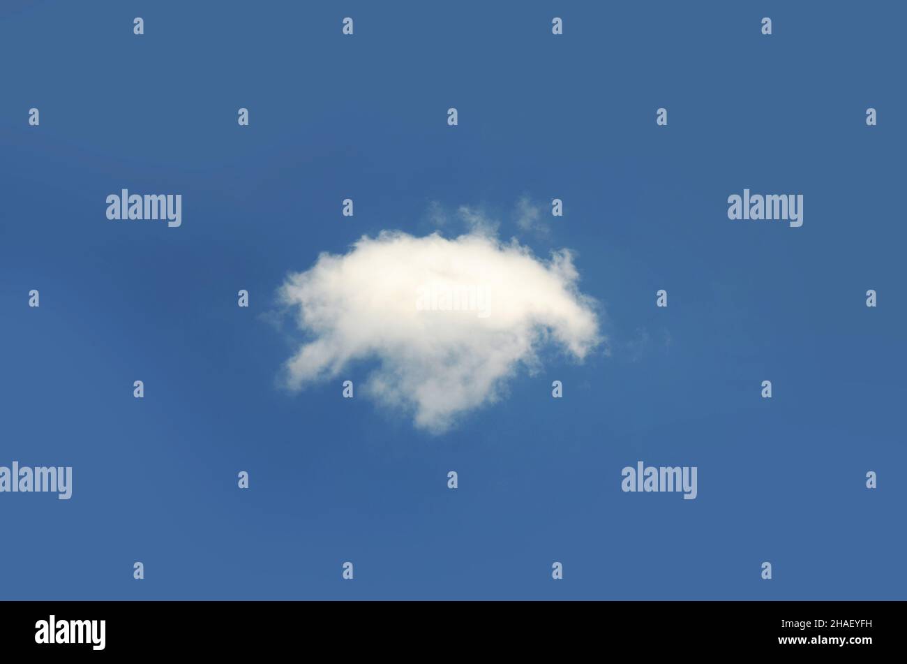 Nuage unique isolé sur fond bleu ciel.Photo de nuage blanc, un joli nuage moelleux et un ciel d'été dégradé Banque D'Images