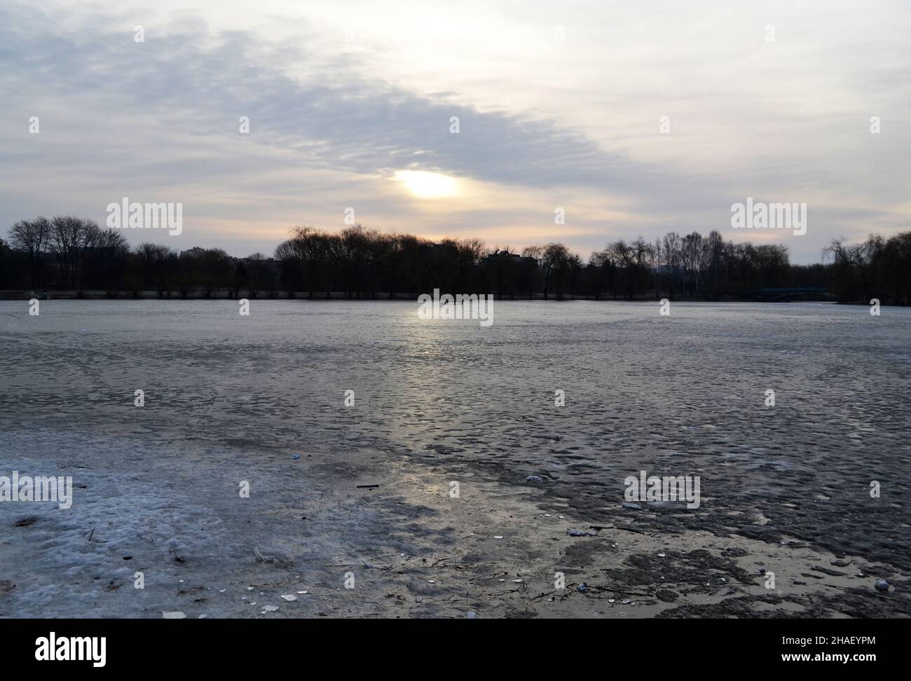 Coucher de soleil sur lac d'hiver gelé, magnifique fond naturel Banque D'Images