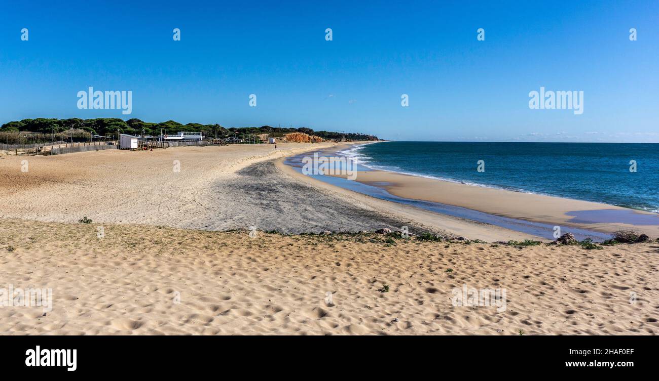 Partie de la longue plage qui borde la ville de Quarteira sur l'Algarve au Portugal. Banque D'Images
