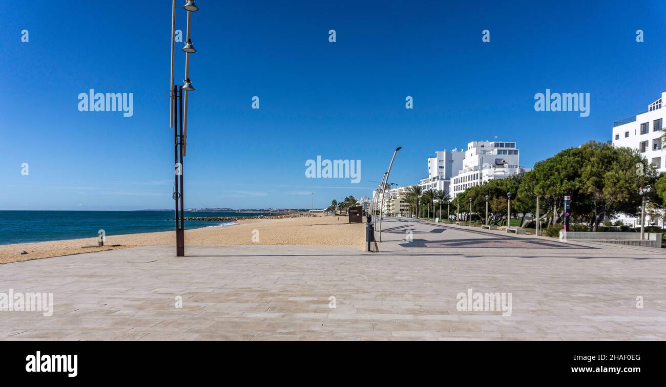 La promenade qui relie les villes de l'Algarve de Quarteira et Vilamoura au Portugal. Banque D'Images