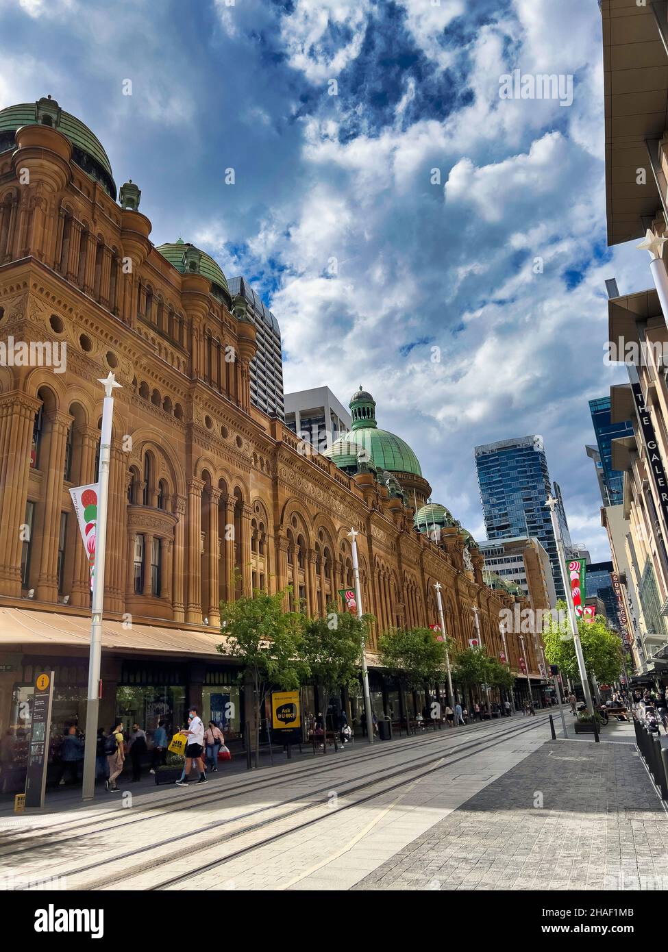 Bâtiments historiques, bâtiments d'affaires, gratte-ciels sous ciel bleu dans le centre-ville de Sydney Banque D'Images