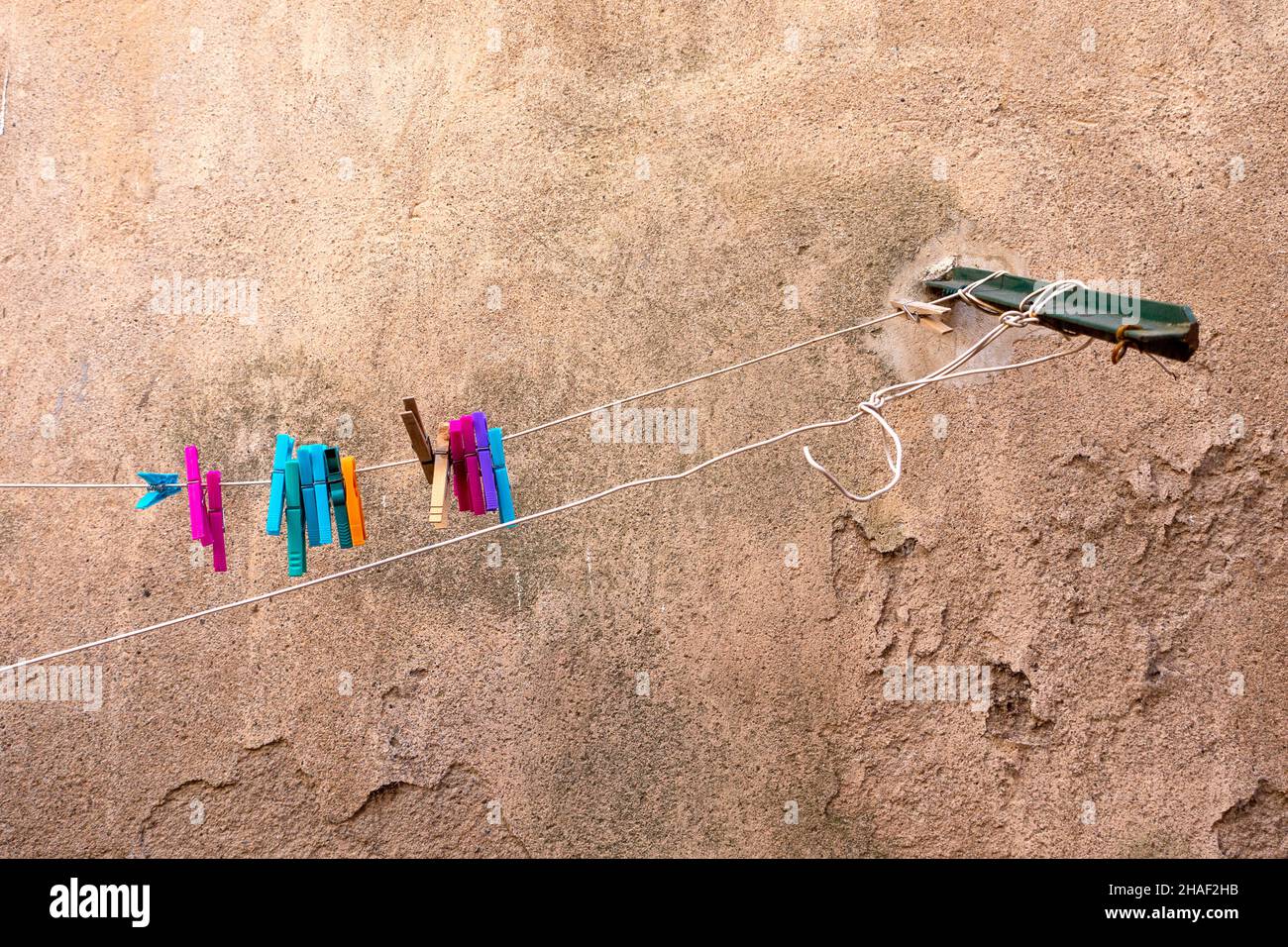 pinces de couleur sur une ligne de lavage, Banque D'Images