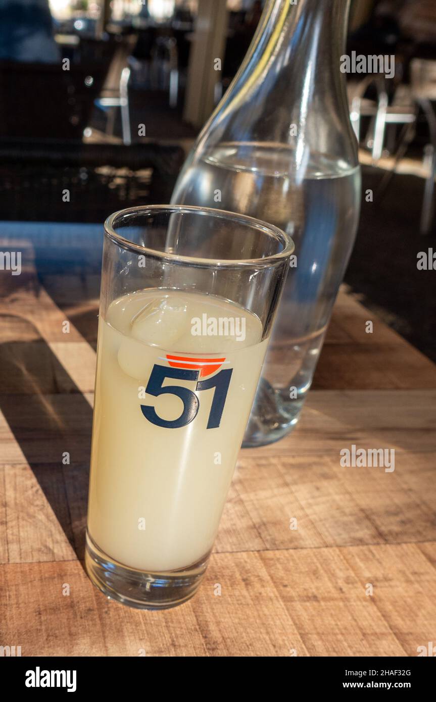 Verre de Pastis et bouteille d'eau, Banque D'Images