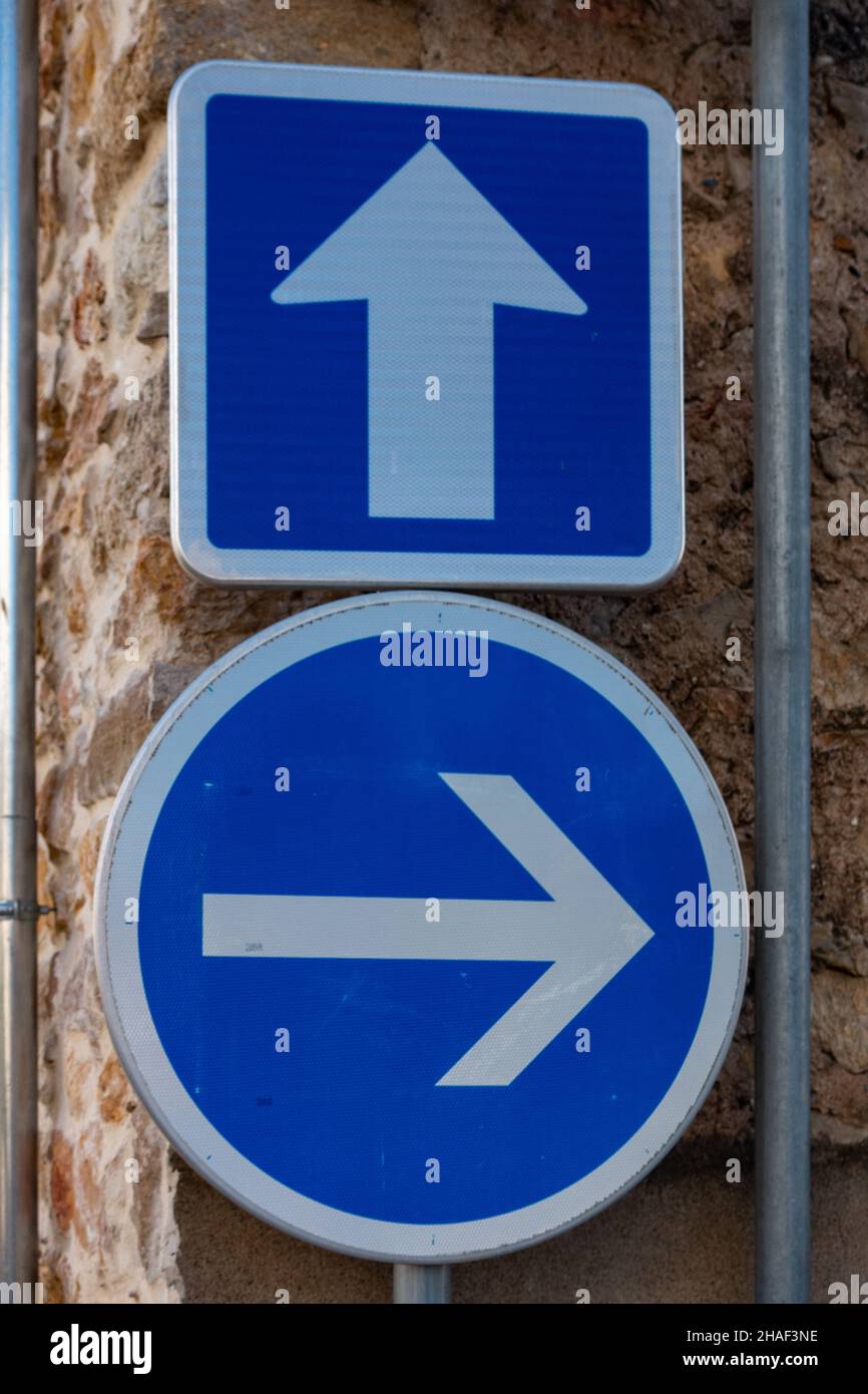 Vous avez le choix entre aller tout droit ou tourner à droite, France Banque D'Images