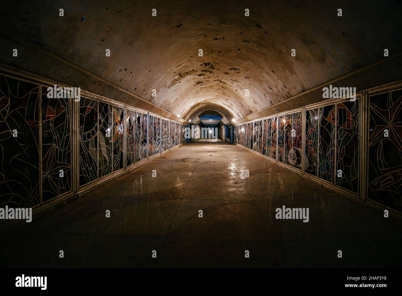 Station de métro abandonnée sombre et créepy. Banque D'Images