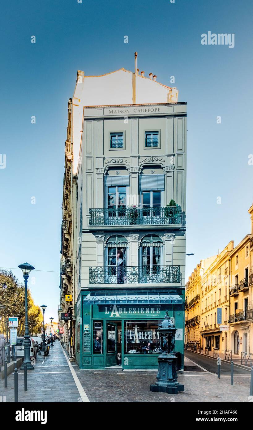 peinture à la main de fausses scènes d'atelier peintes sur le mur blanc d'atelier dans le centre-ville Banque D'Images