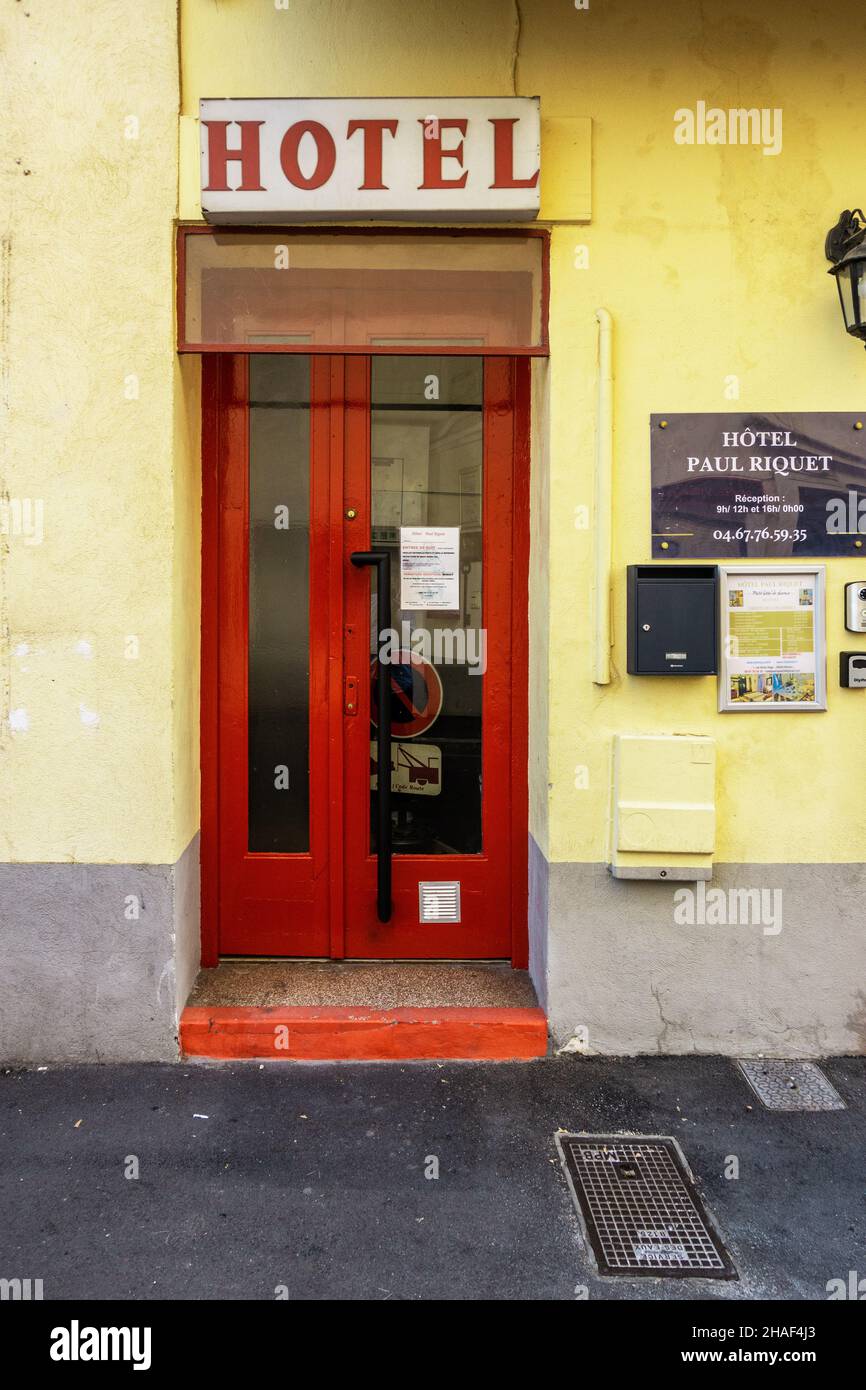 Petite porte rouge de l'hôtel et panneau Hotel à Béziers, France Banque D'Images