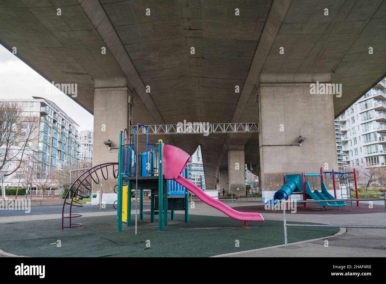 terrain de jeu vide pour enfants sous un pont à vancouver, c.-b. canada Banque D'Images